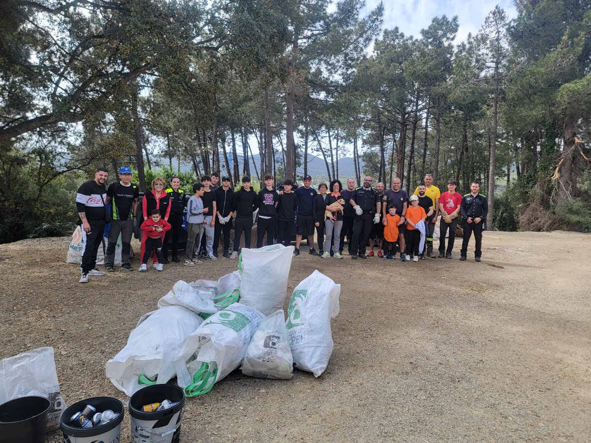 AVPC_SFG's tweet photo. Neteja popular de boscos.
Gran participació. 
S’ha realitzat amb la col.laboraciò de #voluntaris de #protecciocivil de Sant Feliu de #guixols , #ADF, #LaFleca, #BonpreuEsclat, i #policialocal https://t.co/KBv8IBIHXQ