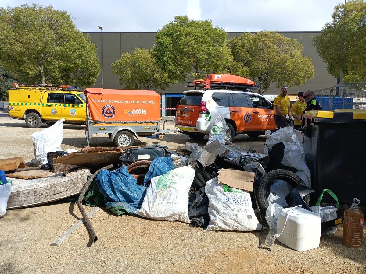 AVPC_SFG's tweet photo. Neteja popular de boscos.
Gran participació. 
S’ha realitzat amb la col.laboraciò de #voluntaris de #protecciocivil de Sant Feliu de #guixols , #ADF, #LaFleca, #BonpreuEsclat, i #policialocal https://t.co/KBv8IBIHXQ
