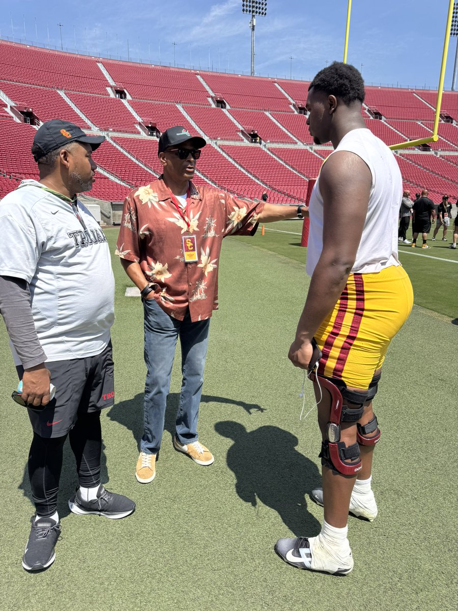 Scott Schrader (@sschraderon3) on Twitter photo USC DL Jahkeem Stewart getting advice on being dominant from the GOAT Ronnie Lott✌🏼 USC DL Jahkeem Stewart getting advice on being dominant from the GOAT Ronnie Lott✌🏼