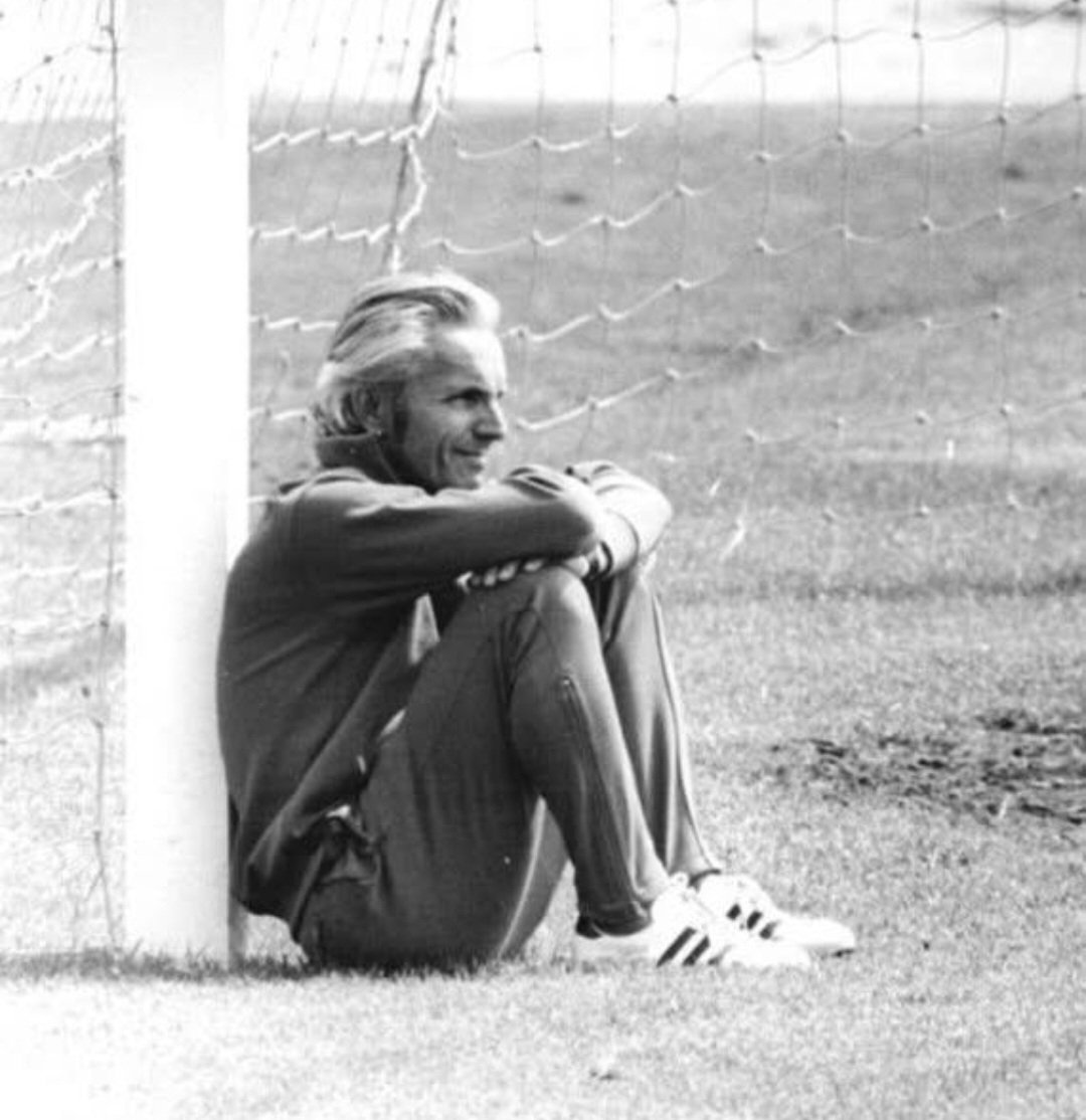 fussballgeekz's tweet photo. Georg Buschner was #DDR coach between 1970-1981 after leading #SCMotor/#CarlZeissJena to 3 #DDROberliga titles in 1963, 1968 &amp; 1970.

During his tenure, he led #EastGermany to #Olympics bronze in 1972, gold in 1976 &amp; guided his country to the 1974 #WorldCupFinals 🇩🇪. https://t.co/ZNj4VcP2Ky