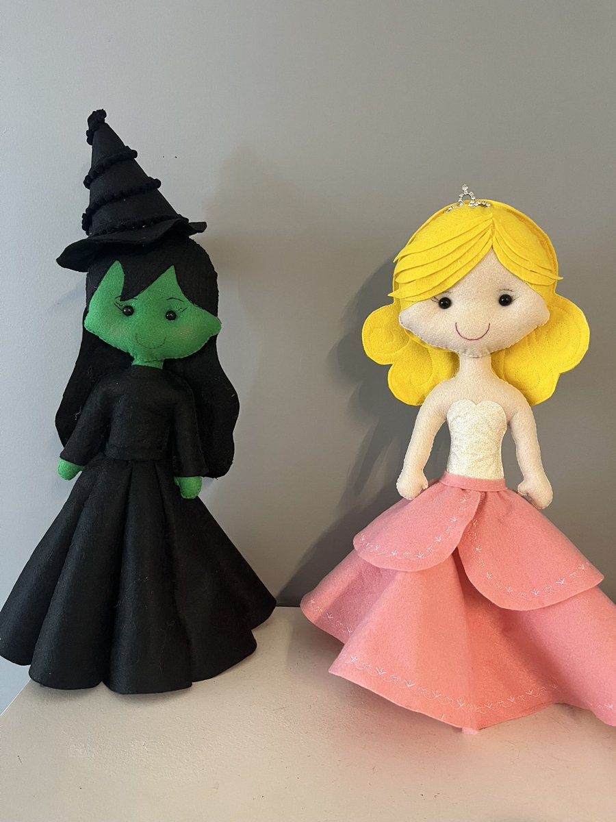 Muito feliz que as bonequinhas feitas pela minha mãe chegaram e estão com a Myra e a Fabi ❤️