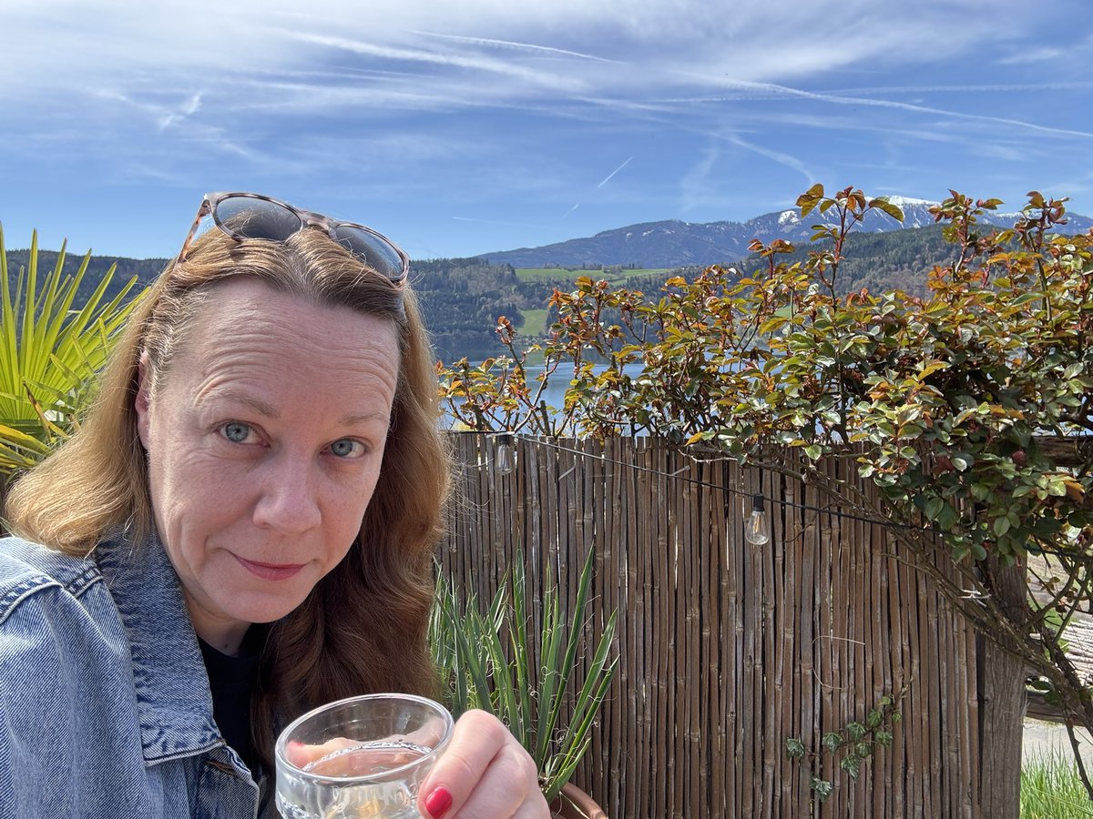 Sonne. See. Spritzwein. 

Bestes Leben.