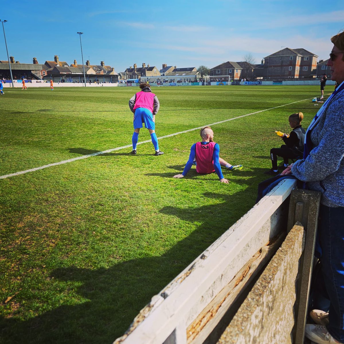 Robert1Williams's tweet image. First visit to watch Lowestoft Town FC today!  Amazing energy from the lads.  Really got into it…Need to up my Instagram game with some Lowestoft Town FC content now! #LowestoftTownFC #football #localteam