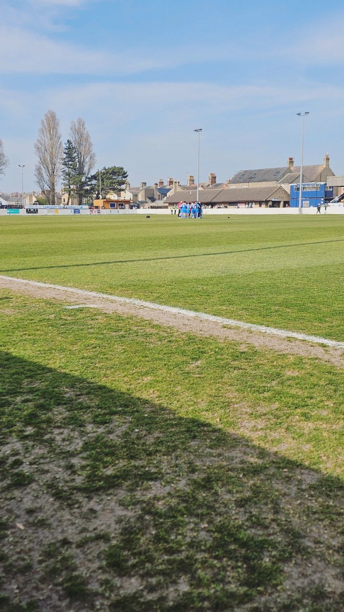 Robert1Williams's tweet image. First visit to watch Lowestoft Town FC today!  Amazing energy from the lads.  Really got into it…Need to up my Instagram game with some Lowestoft Town FC content now! #LowestoftTownFC #football #localteam