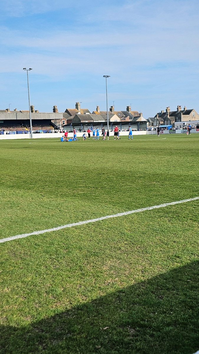 Robert1Williams's tweet image. First visit to watch Lowestoft Town FC today!  Amazing energy from the lads.  Really got into it…Need to up my Instagram game with some Lowestoft Town FC content now! #LowestoftTownFC #football #localteam