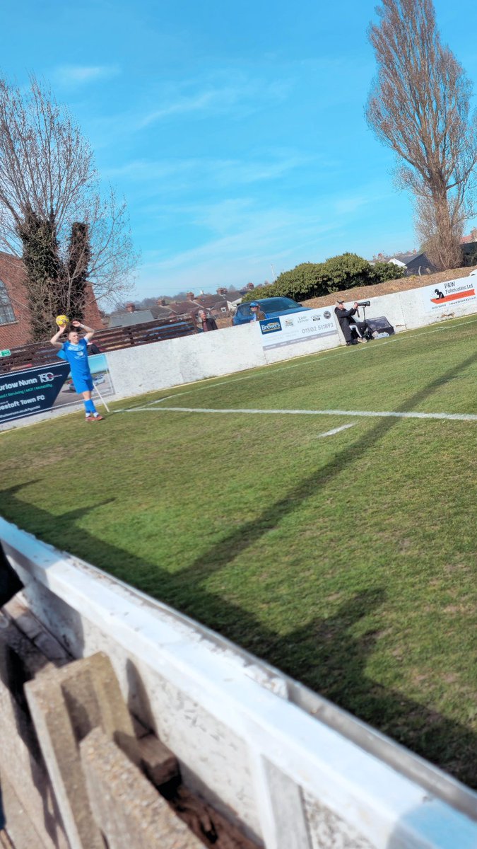 Robert1Williams's tweet image. First visit to watch Lowestoft Town FC today!  Amazing energy from the lads.  Really got into it…Need to up my Instagram game with some Lowestoft Town FC content now! #LowestoftTownFC #football #localteam