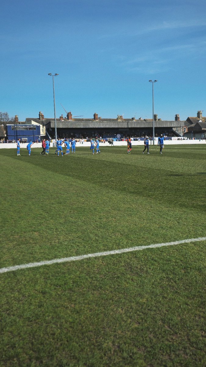 Robert1Williams's tweet image. First visit to watch Lowestoft Town FC today!  Amazing energy from the lads.  Really got into it…Need to up my Instagram game with some Lowestoft Town FC content now! #LowestoftTownFC #football #localteam