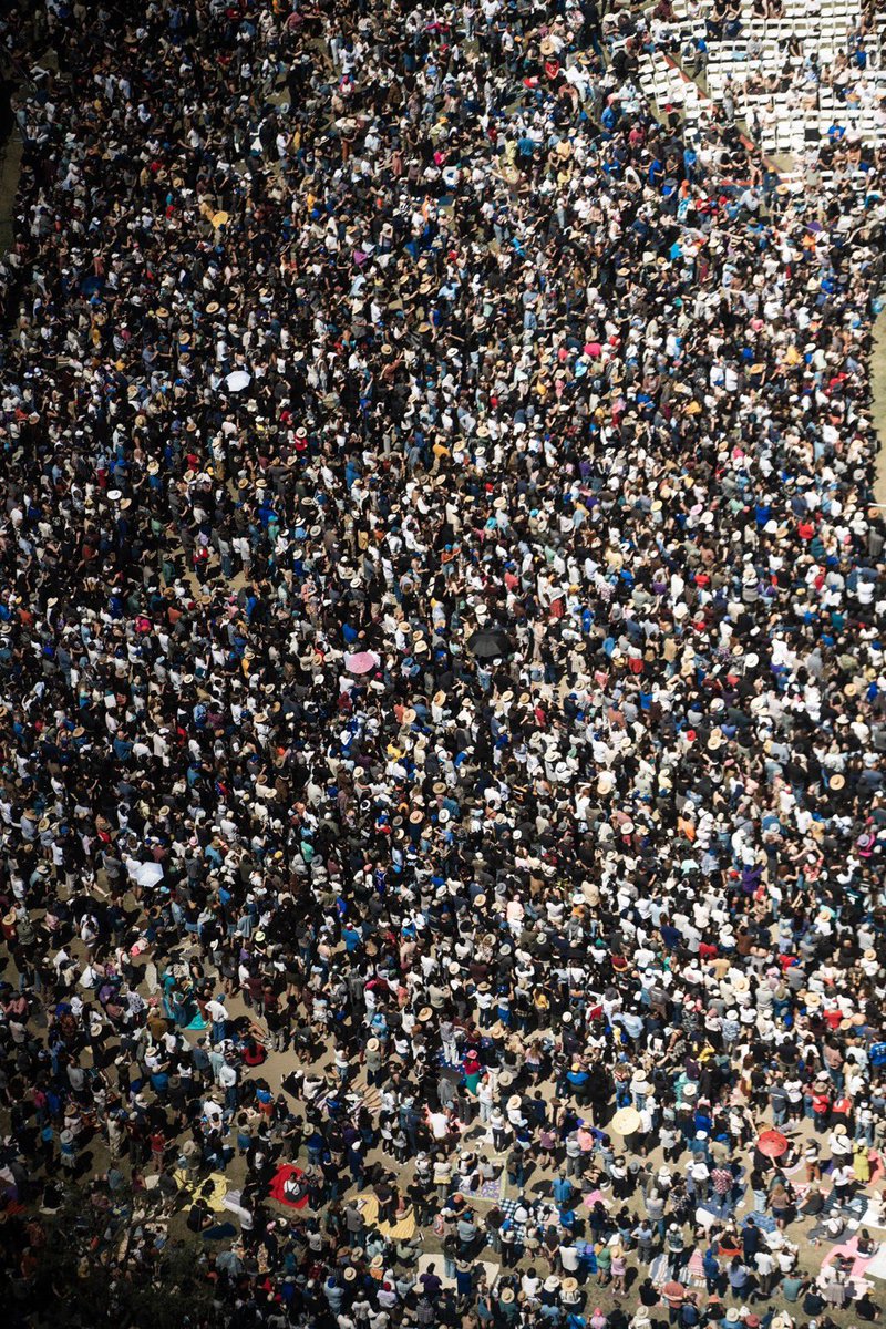 Victorshi2020's tweet image. What a photo. Thousands in Los Angeles to see Bernie Sanders right now. There’s something happening.