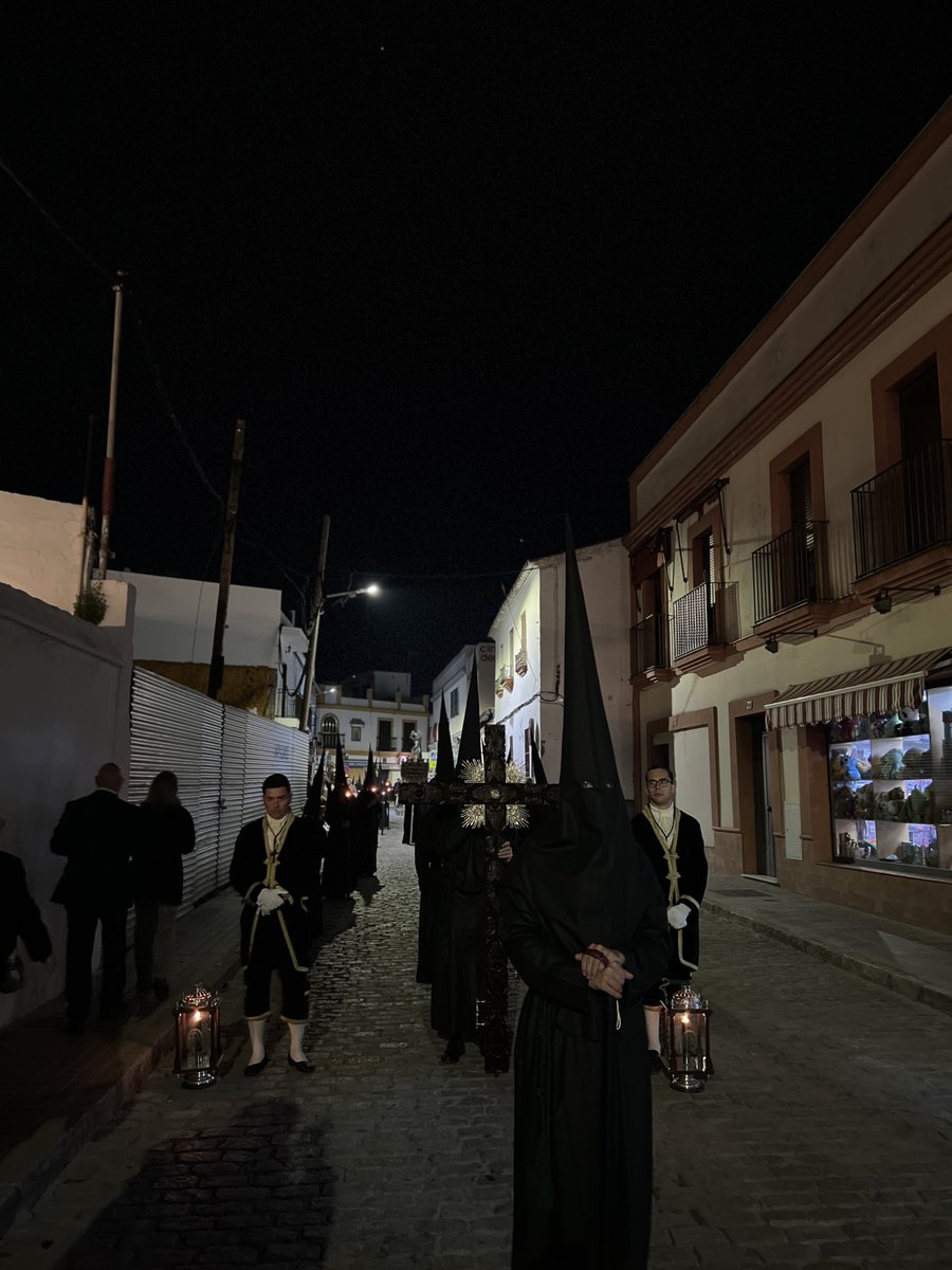 22:45| La Cruz de guía entra en la Avenida de Andalucía