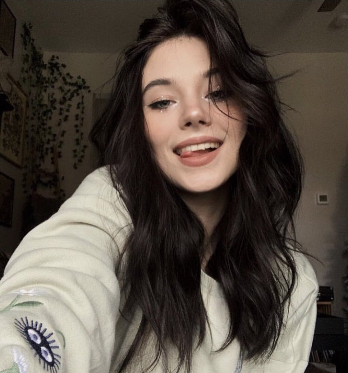 𝐊𝐀𝐋𝐄𝐀 𝐕.

            24y. animals’ lover. 
            tattoos.
            half american &amp; spanish girl.