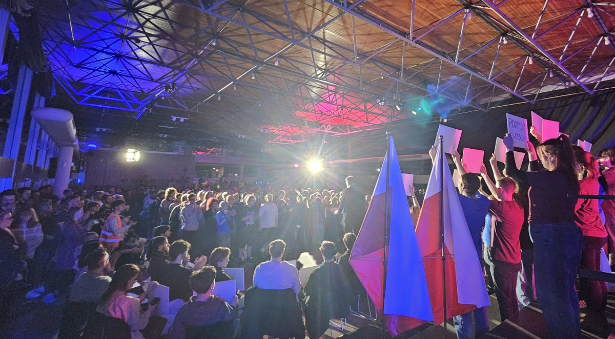 ZandbergRAZEM's tweet photo. Nie jesteśmy skazani na kraj z dykty, tektury i Platformy Obywatelskiej!

Inna Polska jest możliwa! Polska atomowa. Polska krzemu i stali. Polska wielkich publicznych inwestycji w mieszkania, zdrowie i naukę. Polska solidarna!

Dzięki za spotkanie, Warszawo! https://t.co/LYMxN6dCZa