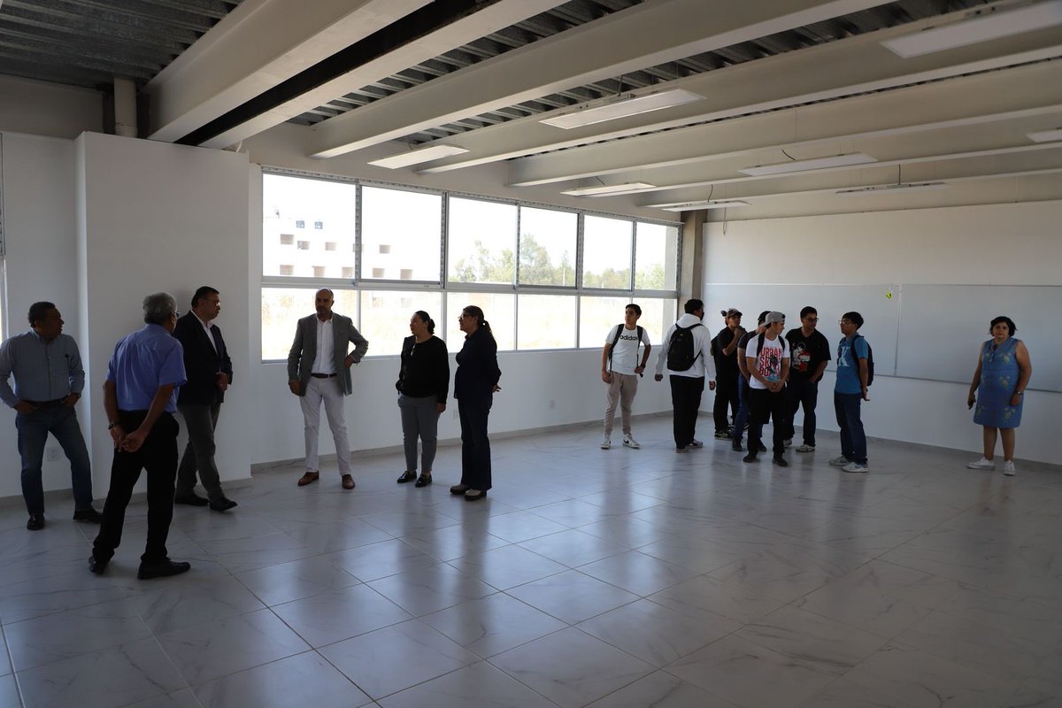 cuci_oficial's tweet photo. El edificio Q cuenta con aulas de docencia, de uso multiple, cómputo y laboratorios de electrónica, manufactura y robótica para la carrera de Mecatrónica. 

#CUCiénega #Evoluciona https://t.co/BHhxLYaIpY