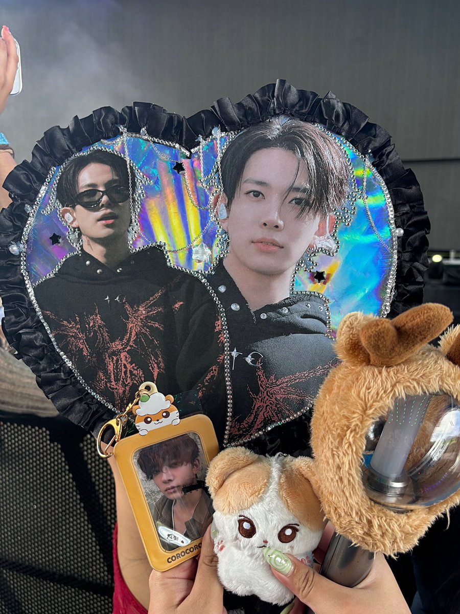 heeskuma's tweet photo. MADE IT!!! second row from barricade 🥹

#enhypen #enchella #coachella #heeseung 🐹🤏🏼 https://t.co/fnUh67JPj8