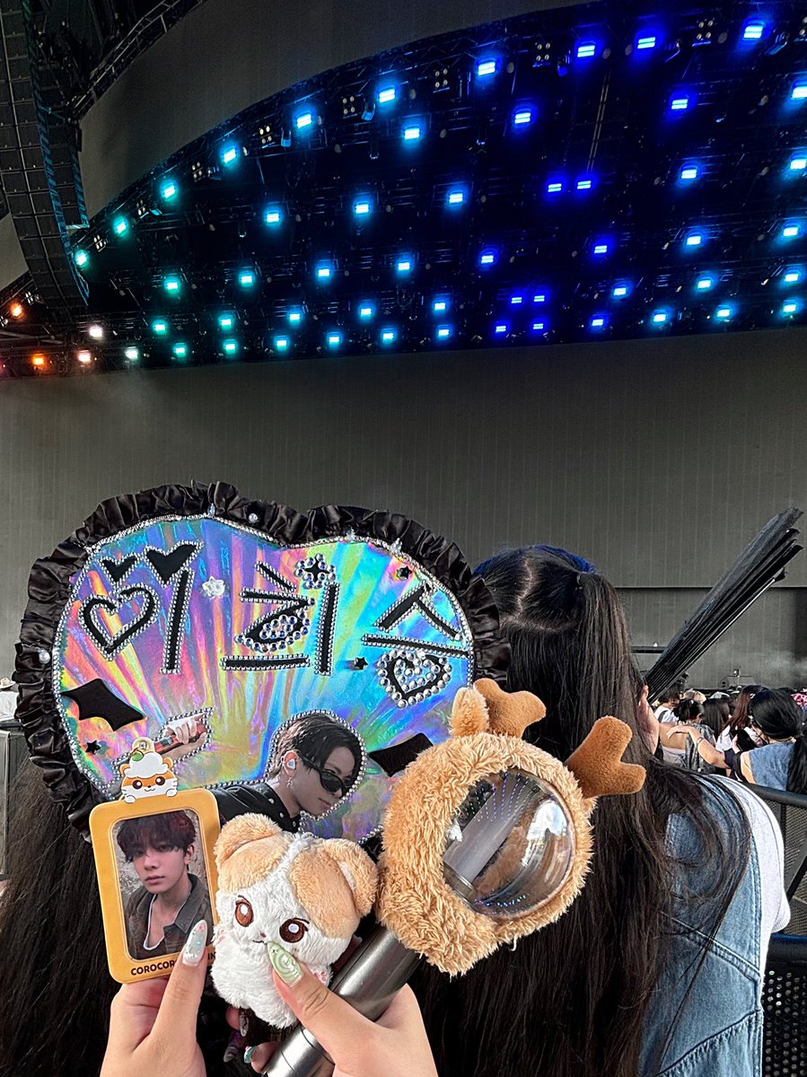 heeskuma's tweet photo. MADE IT!!! second row from barricade 🥹

#enhypen #enchella #coachella #heeseung 🐹🤏🏼 https://t.co/fnUh67JPj8