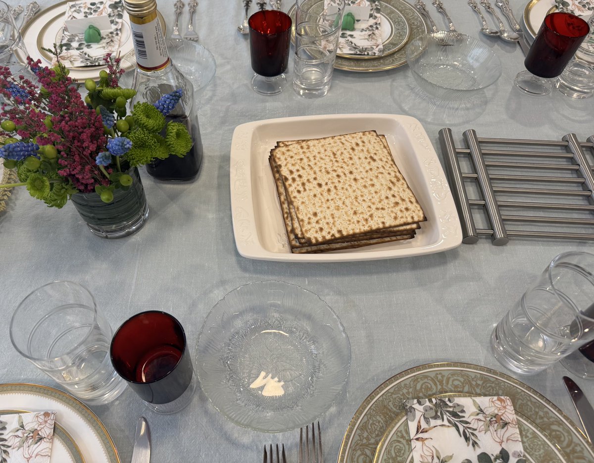 lumbogg's tweet photo. Nothing better than a glass of #RedWine ๐ทthis Passover... Except maybe #Matzo ๐ #Yep #ImJewish โก๏ธ ๐ซ https://t.co/TA5DrkmQ7k