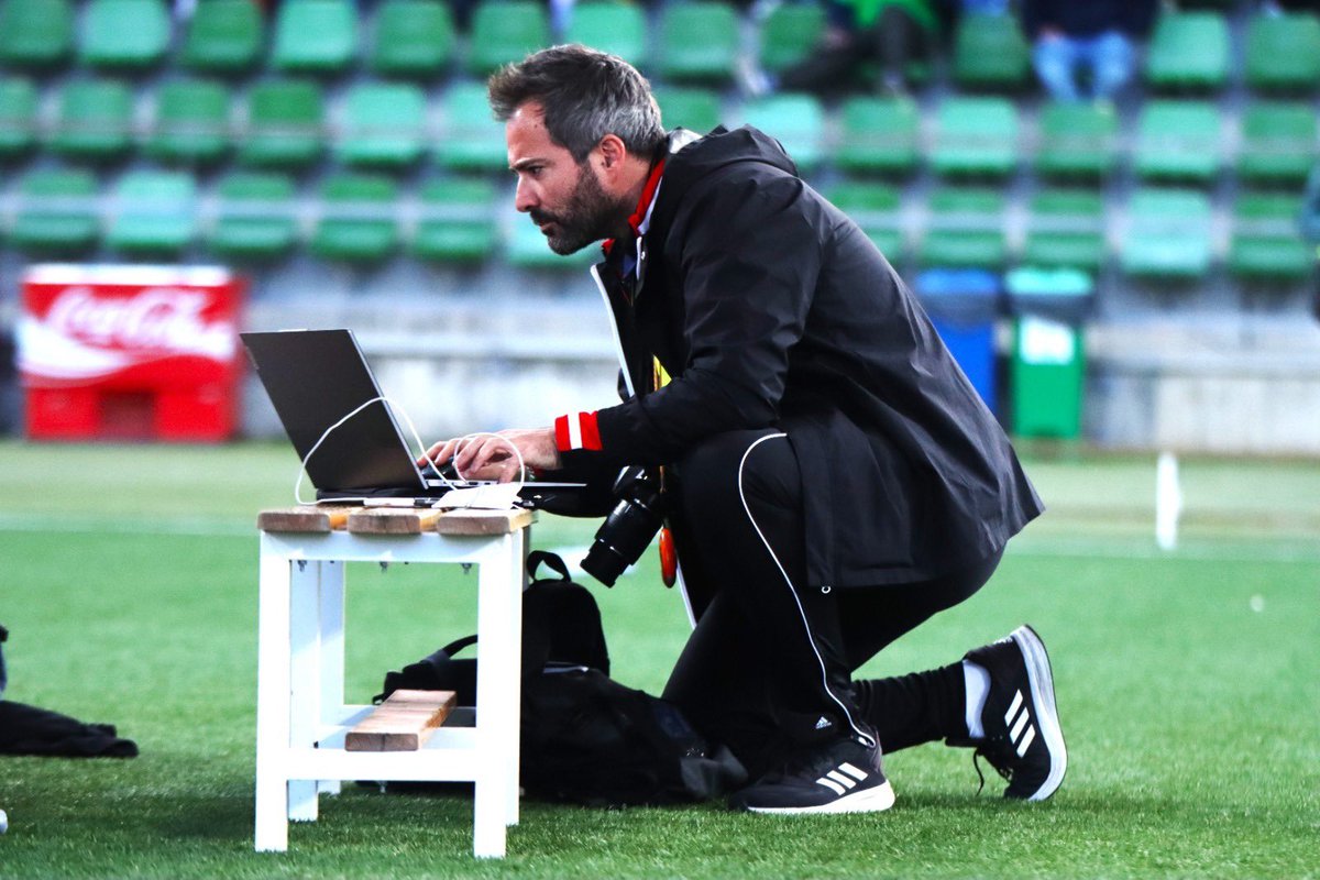 De pie, sentado y rodilla en césped.
Con 📱📸💻

✅ Todo vale para visibilizar el trabajo que se hace en los clubes del #fútbolnavarro y #FNF.

🏆💪Nos despedimos del Campeonato de España #sub12 tras un gran papel: Derrotas por la mínima 🆚 ‘gigantes’ nos deja fuera: ¡ORGULLOSOS!