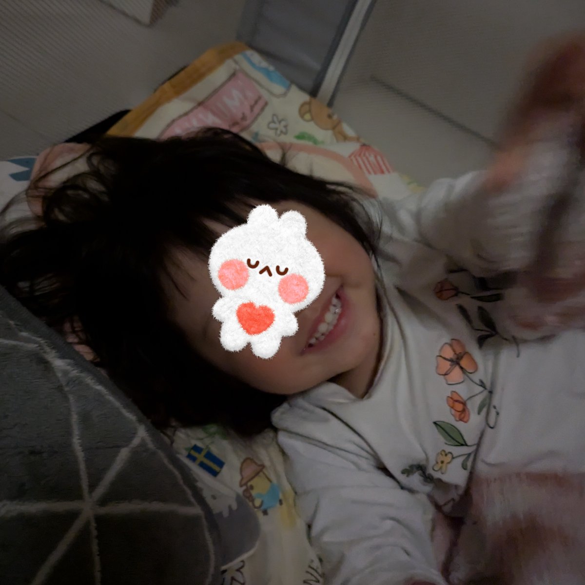 🌼おはねこ🌼
保育園を思いっきり楽しんでいる２歳のお姫さま📛初日に泣いてたのがウソのよう。一緒にすごす時間がへった分、家ではたくさんかまってあげたい。いや、私がかまってもらってる。家族以外のコミュニティができて彼女の世界がどんどん広がる。ちょっぴり寂しいけどなんだか誇らしい。