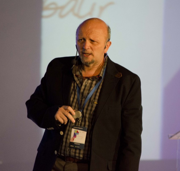 juandoming's tweet image. @juandoming 
IA como meta-docente: No enseña, sino que activa procesos cognitivos mediante interacción, diálogo, error y reconfiguración