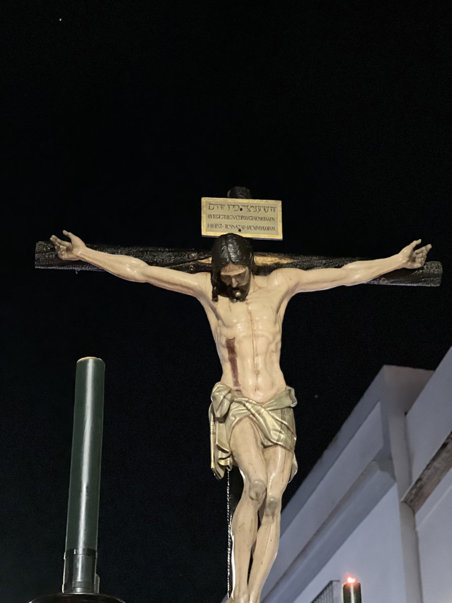 23:00| El Santísimo Cristo de la Vera Cruz discurre por la Avenida de Andalucía