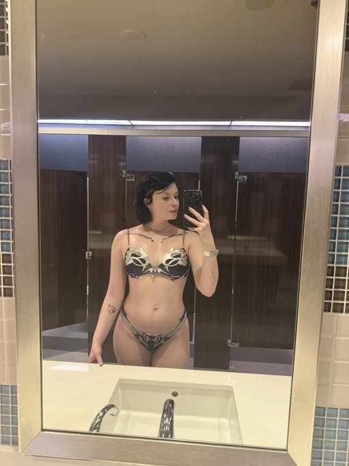 Watch Harli Kane's leaked NSFW photo on TwXstars