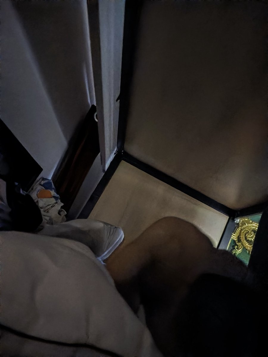 NDSSD123's tweet photo. 苏州青旅凌晨 4 点多感觉一双手冰冰凉凉的在安抚我燥热的大吊，摸了一会就上我床，拉好帘子就开始吃，想深喉却发现含不住，笑死了，还用我的脚踩住他的鸡巴，#苏州青旅 https://t.co/xtMFSFQxyA