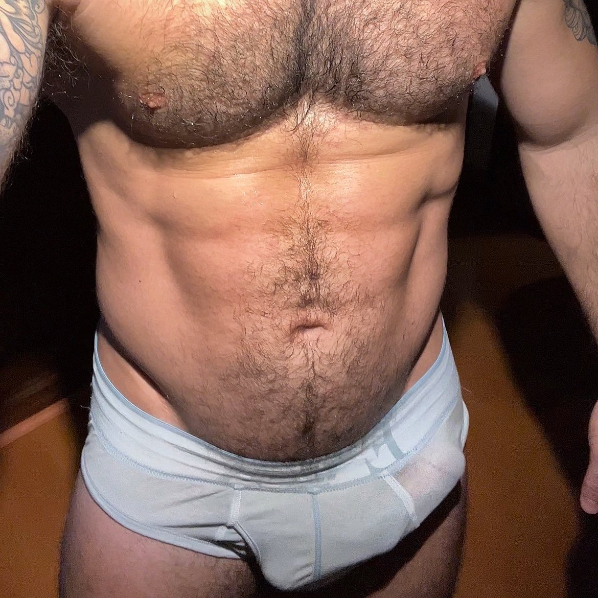 LOGANCINE's tweet image. Porra, enteado, você deste tamanho e com essa idade não sabendo nadar ainda? Bora, dá a mãozinha para o padrasto te guiar na água. Aproveita que a praia ta vazia!