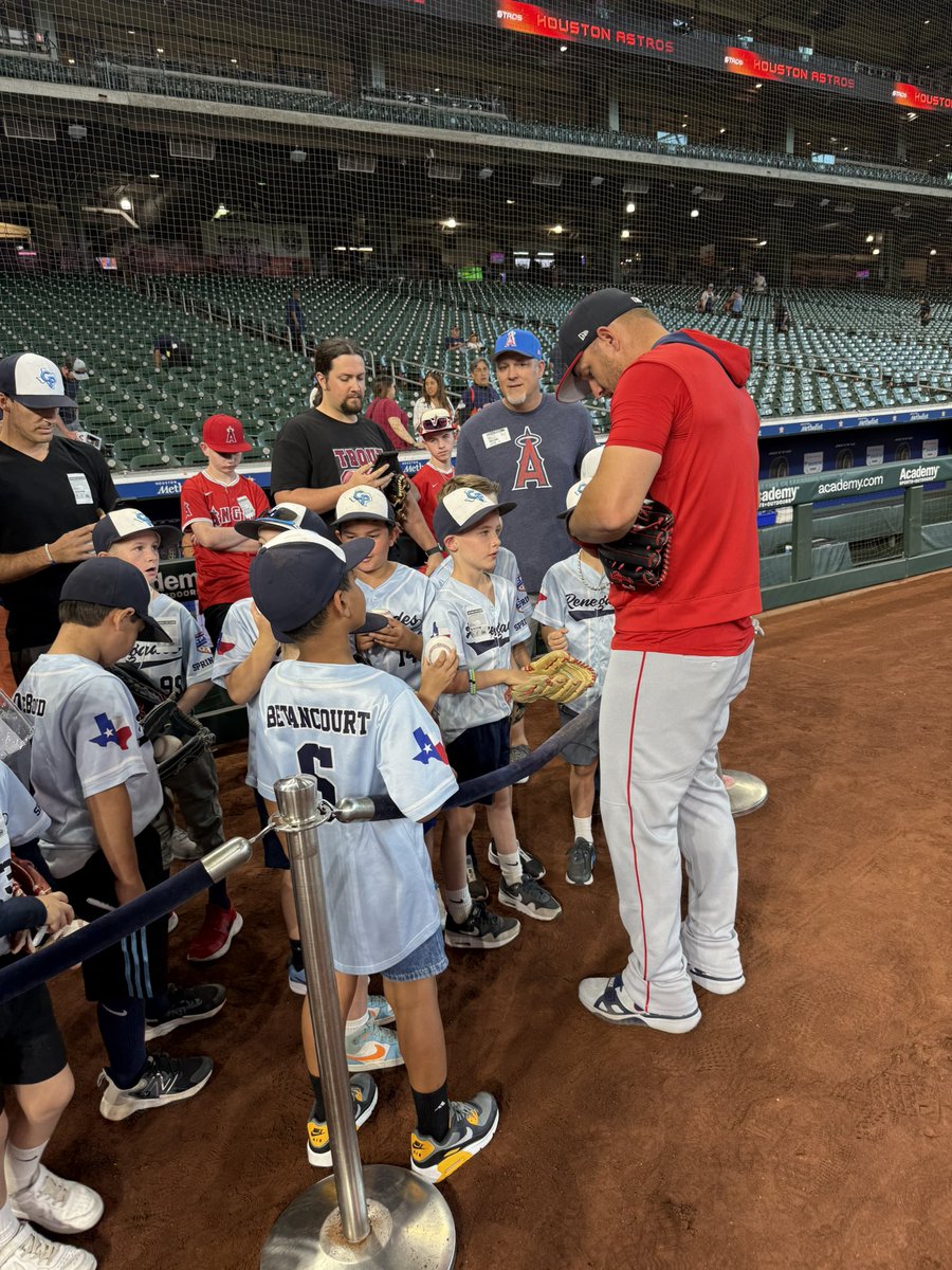 WayneRandazzo's tweet image. As he does every single day @MikeTrout signing for the kids.
