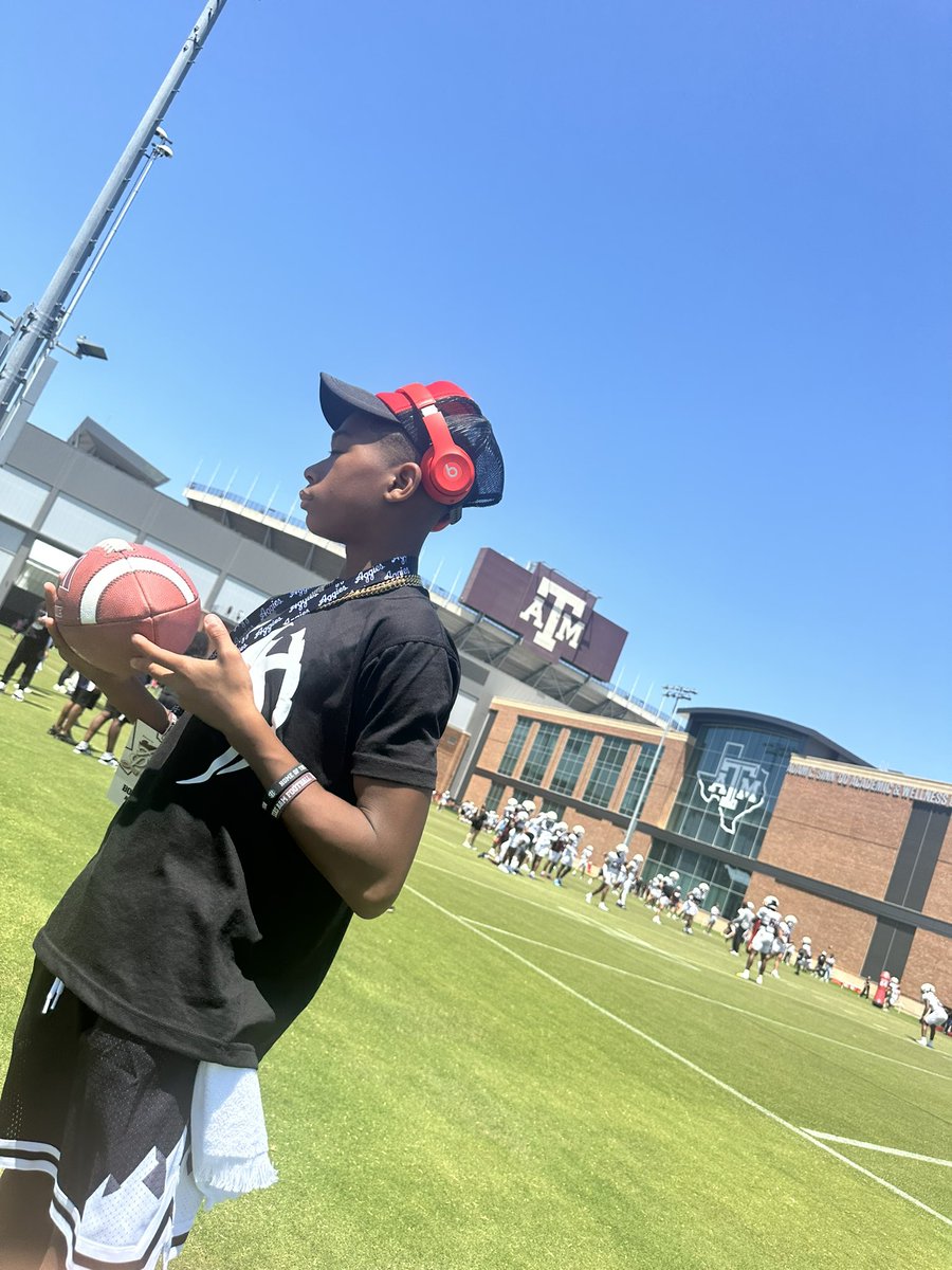 KrisBoobie's tweet photo. Definitely cn see a Future here‼️ @AggieFootball X Boobie 

@Jason_Howell @TA_Recruiting @TXMSSports @AlPopsFootball @WRHitList @Marchen44 @On3Recruits 
@kiannajasper @HolmonWiggins @One11Recruiting @JButler_210 @AlPopsFootball @BrandonHuffman @HowardBraves https://t.co/8xCJ6qLjGK