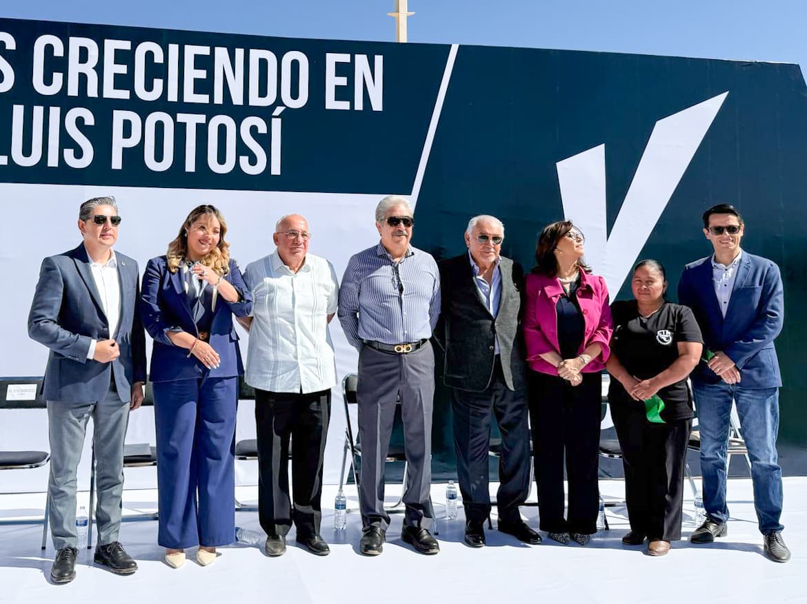 👷‍♀️👷 Nuestra directora Ing. Korina Toro asistió en representación del Alcalde <a href="/EF_Galindo/">Enrique Galindo C</a>, a la instalación de la primer piedra de la expansión de la Empresa #VOLEX.

Atrayendo nuevas inversiones y generando empleos formales incentivamos el Desarrollo Económico de #SanLuisAmable.