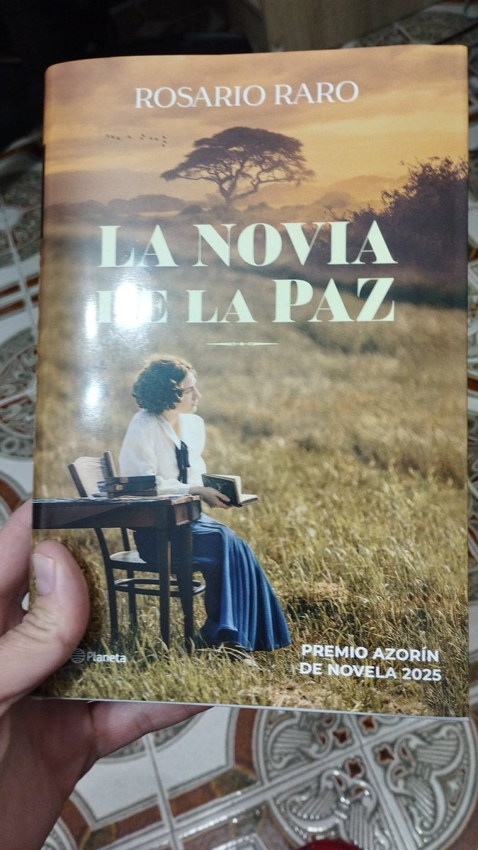 kitsune_guille's tweet photo. Ya lo tengo! Que ganas de leerlo @rosarioraro 😍💙 https://t.co/m6dBiRkZGk