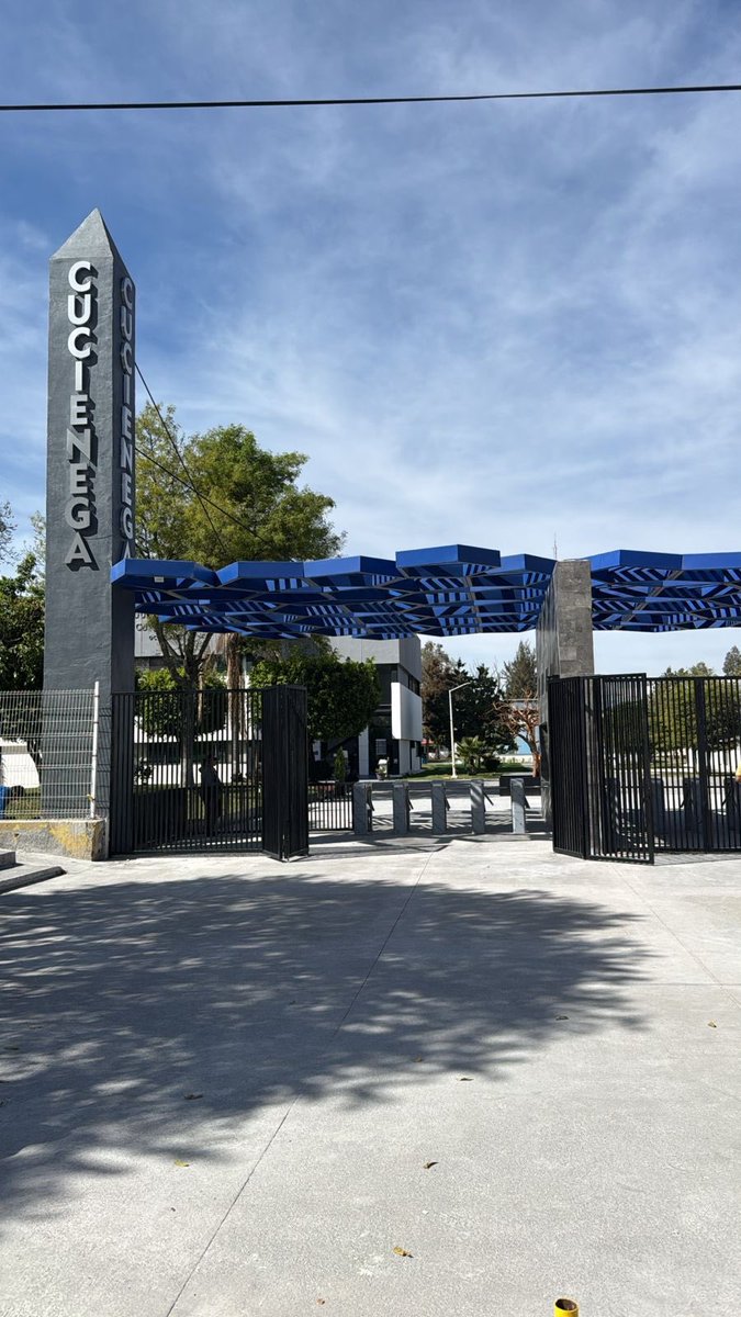 cuci_oficial's tweet photo. La renovación del Ingreso Principal del #CUCiénega refleja la identidad y cultura organizacional de la institución. Al comunicar elementos de identidad de la comunidad universitaria, se fortalece el sentido de pertenencia y se proyecta una imagen coherente hacia la sociedad. https://t.co/RKFEIC4kod