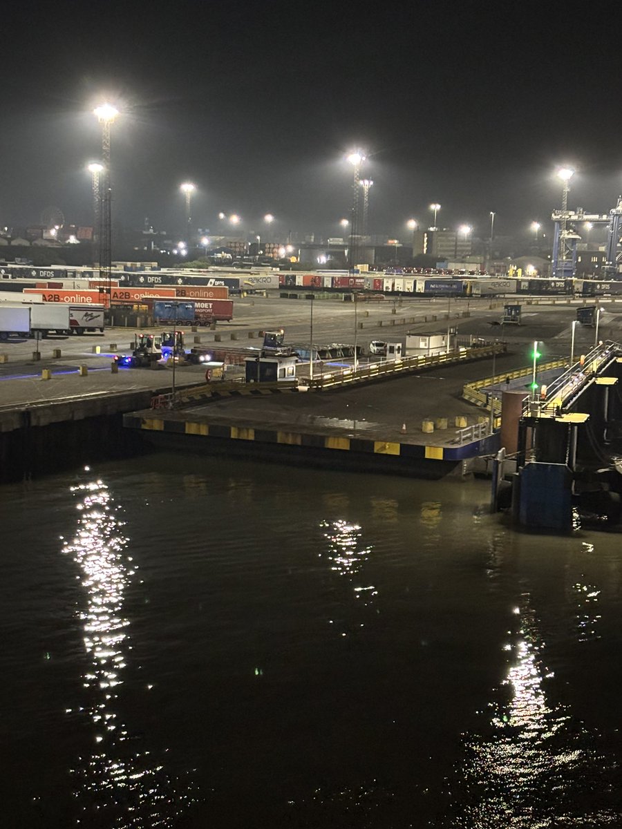 Nearly in to Felixstowe on the Saturday luxury dfds ship , should be in doors by one AM ! The joys of trucking 😂😂