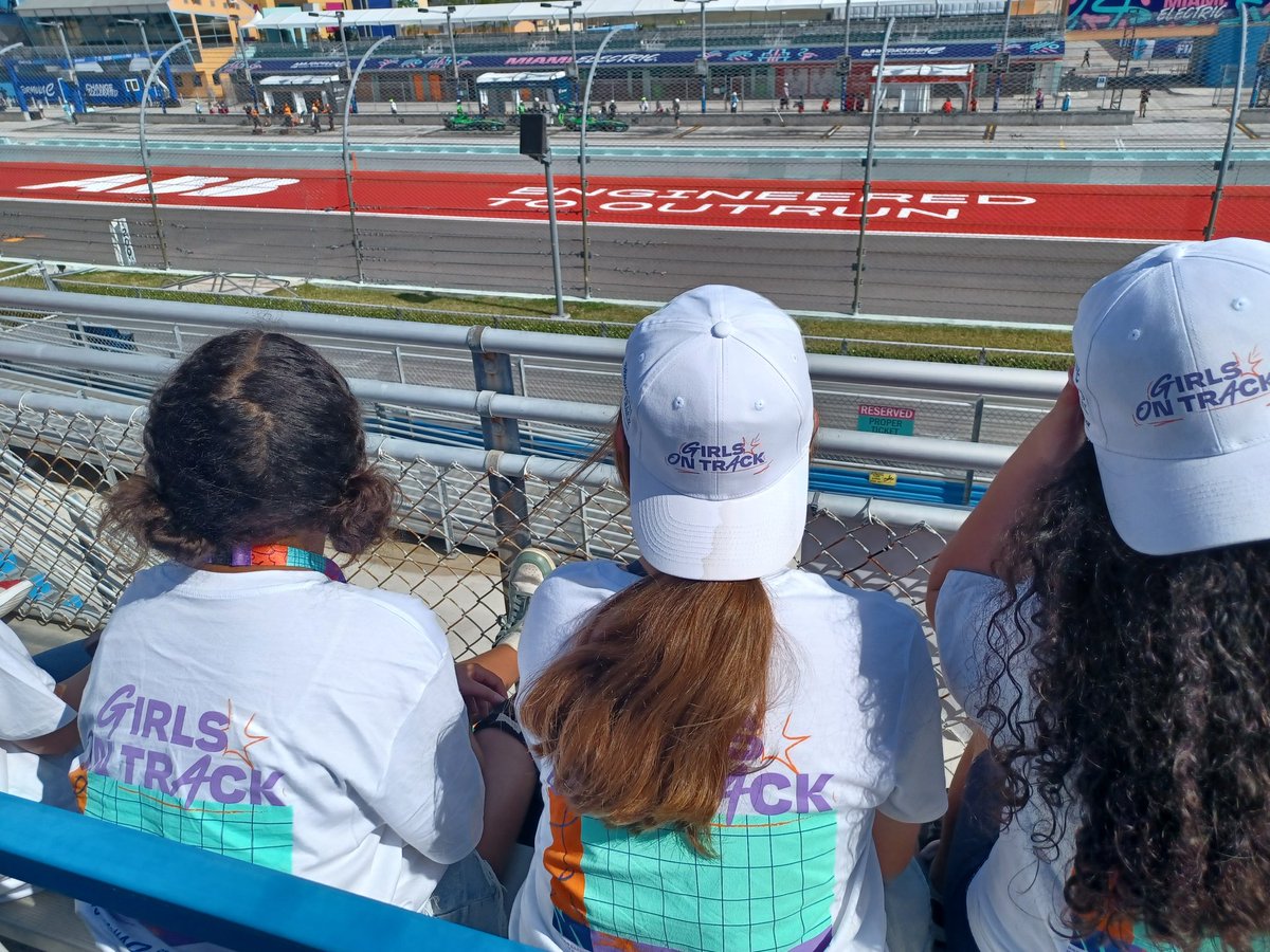 evmartimast's tweet photo. Practice races in progress Friday ahead of the @FIAFormulaE Miami race. Pink Fast @Ten80Ed team attends #GirlsonTrackFE #mast2425 @josemartimast #WeRTen80 https://t.co/uOkJMMXGfV