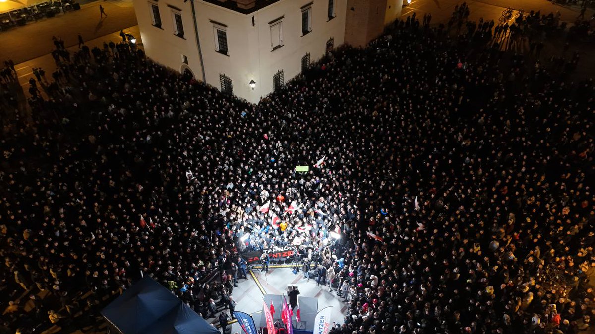 KONFEDERACJA_'s tweet photo. Są kandydaci, na których nikt nie czeka i jest jeden taki, na którego czekają tysiące. Dopiero specjalne zdjęcia z drona ukazują czego dokonał dziś @SlawomirMentzen w Tarnowie, jakie tłumy Polaków przyciąga i jak jednoczy ludzi pod sztandarem wielkich zmian❗

Wyobrażacie sobie, żeby nasz kandydat miał wystawić tylu ludzi, żeby lecieć na cyrkową patodebatę TVP i Trzaskowskiego? Jeśli szanujesz swoich wyborców, oni będą szanować ciebie. Na tych obrazkach możecie zobaczyć jak bardzo!

Jesteśmy dla Was i wspólnie z Wami idziemy po lepszą Polskę! #Mentzen2025 🇵🇱