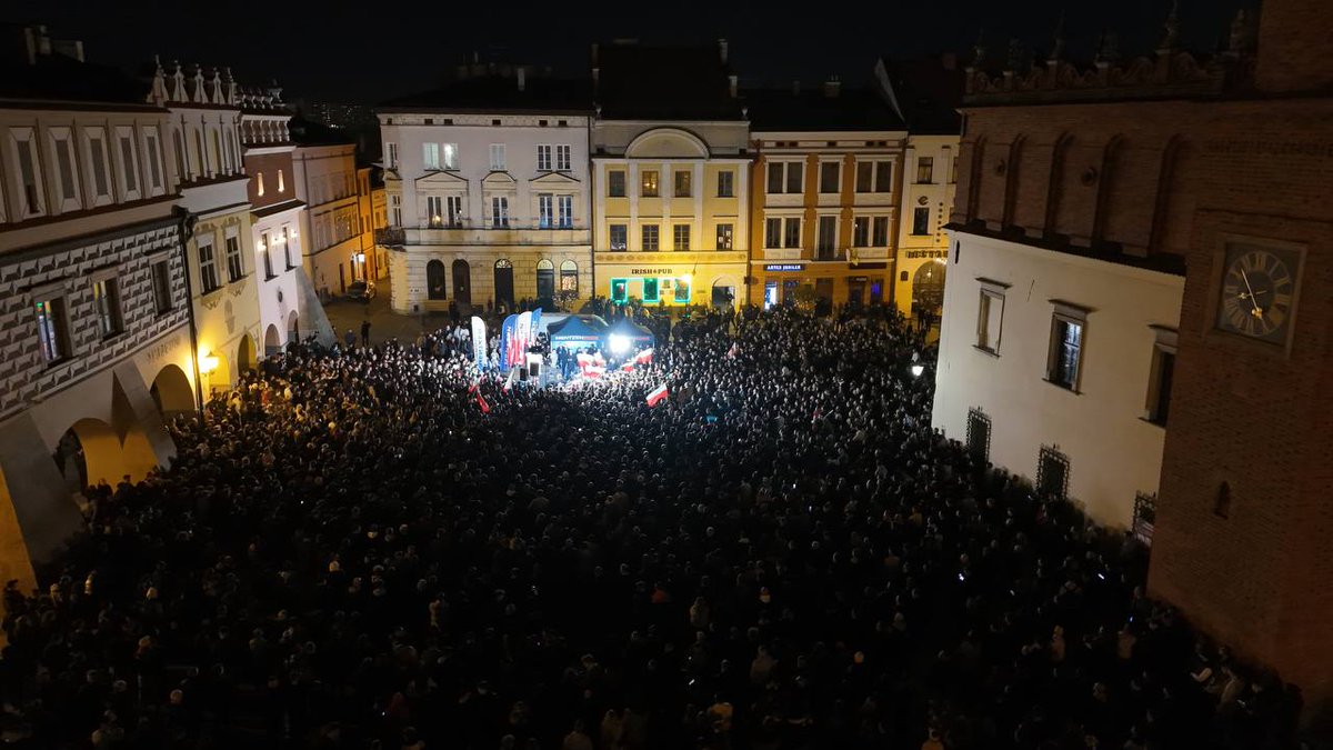 KONFEDERACJA_'s tweet photo. Są kandydaci, na których nikt nie czeka i jest jeden taki, na którego czekają tysiące. Dopiero specjalne zdjęcia z drona ukazują czego dokonał dziś @SlawomirMentzen w Tarnowie, jakie tłumy Polaków przyciąga i jak jednoczy ludzi pod sztandarem wielkich zmian❗

Wyobrażacie sobie, żeby nasz kandydat miał wystawić tylu ludzi, żeby lecieć na cyrkową patodebatę TVP i Trzaskowskiego? Jeśli szanujesz swoich wyborców, oni będą szanować ciebie. Na tych obrazkach możecie zobaczyć jak bardzo!

Jesteśmy dla Was i wspólnie z Wami idziemy po lepszą Polskę! #Mentzen2025 🇵🇱