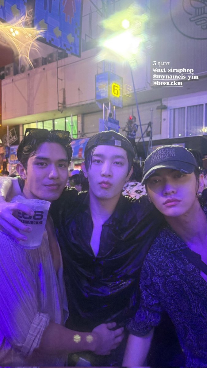Elektra_Insain's tweet photo. wow, so today we DID get a selfie😏
LMAO
the face Yim's making is just hilarious😂he's like the leader of this party
Net is no better😂
I love them NetYim crumbs these days
#NetYim #Mynameis_yim #netsiraphop https://t.co/RbsIyvzcNT