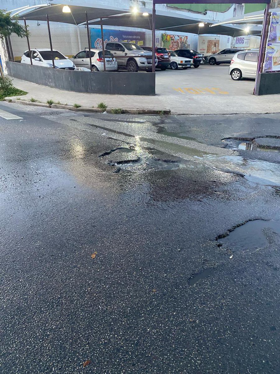 doisdo's tweet photo. Alô @sabesp, tem um bueiro vazando esgoto há alguns dias na praça das ruas Boturoca x Iquiririm na Vila Indiana no
Butantã. Um mau cheiro medonho, além da água de esgoto vazando pela rua toda https://t.co/B8G7YXjp5z