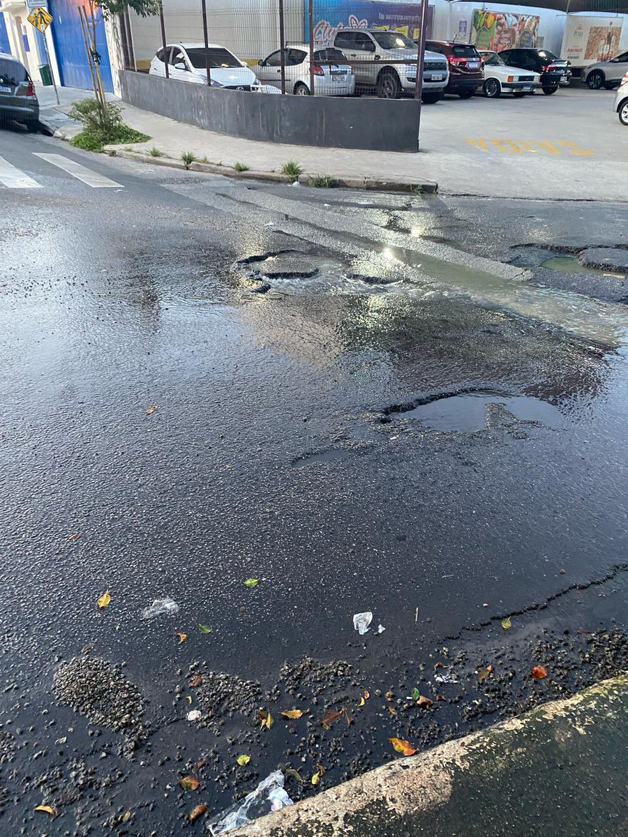 doisdo's tweet photo. Alô @sabesp, tem um bueiro vazando esgoto há alguns dias na praça das ruas Boturoca x Iquiririm na Vila Indiana no
Butantã. Um mau cheiro medonho, além da água de esgoto vazando pela rua toda https://t.co/B8G7YXjp5z