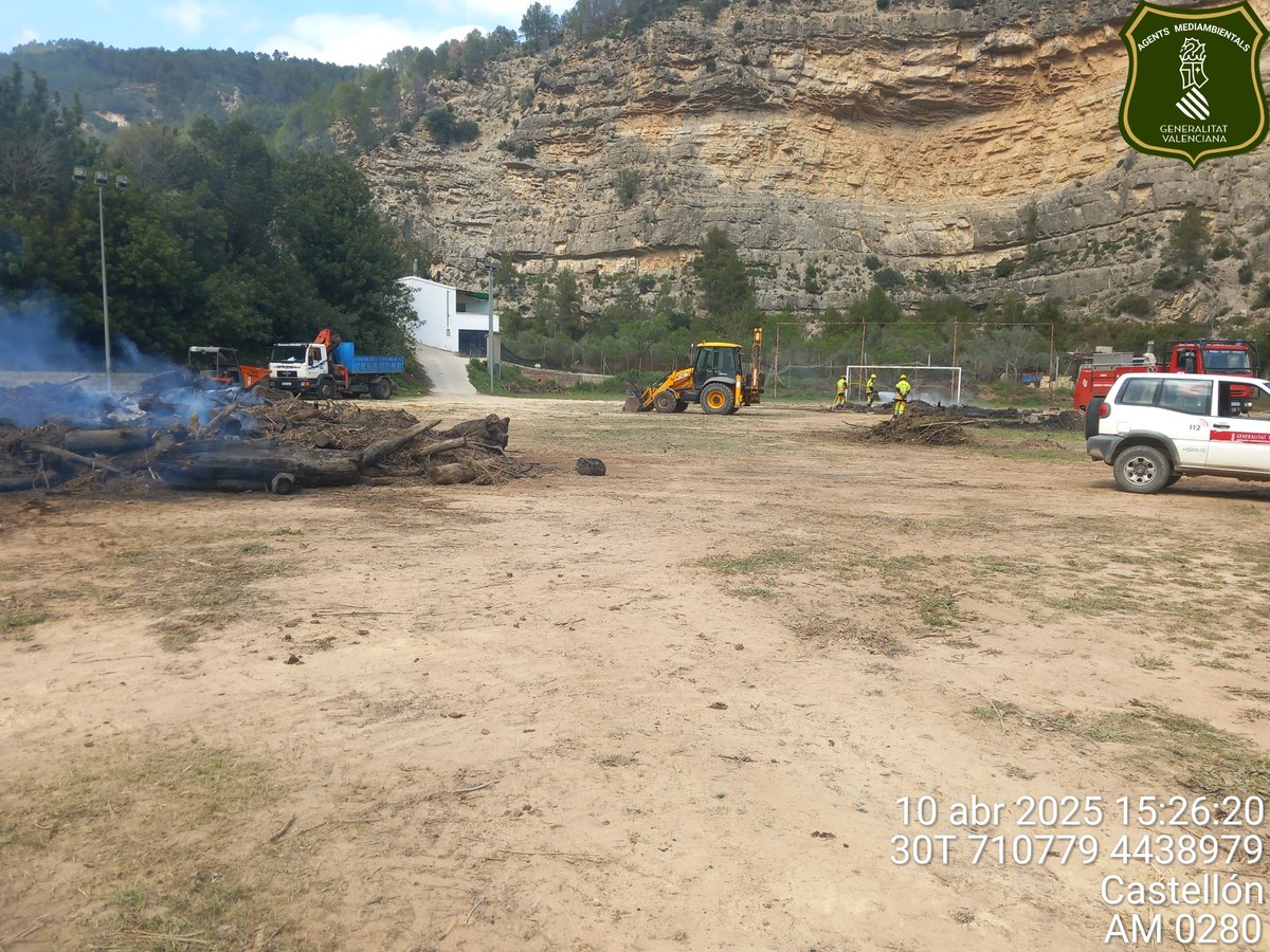 Las quemas tienen unos horarios y unas condiciones que hay que cumplir, para minimizar el riesgo de incendio. En este caso el agente medioambiental solicitó la intervención de  <a href="/GVAbforestals/">Servei Bomber(e)s Forestals GVA</a> para apagar varias quemas, que sus autores no podían apagar dada su envergadura.