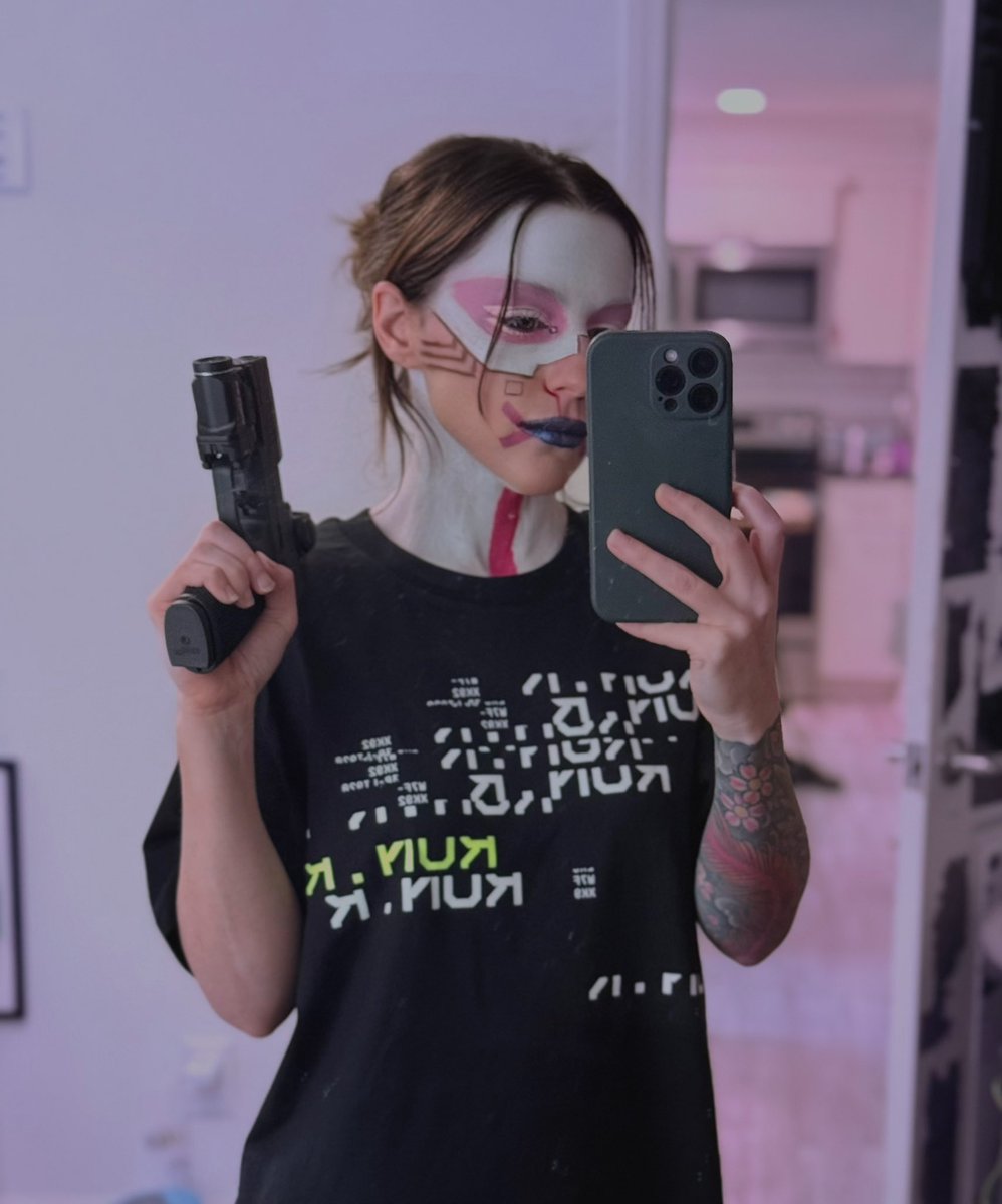 bearki's tweet photo. not bad for a last minute glitch cosplay https://t.co/aZsxz1X37U