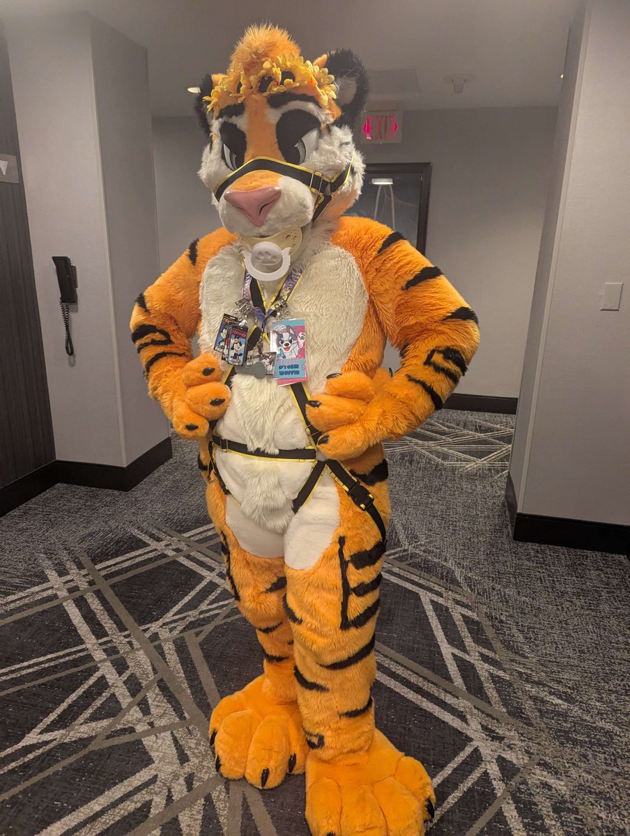 Suiting around the con space before my sound check! Hope to see yall around to say hi!