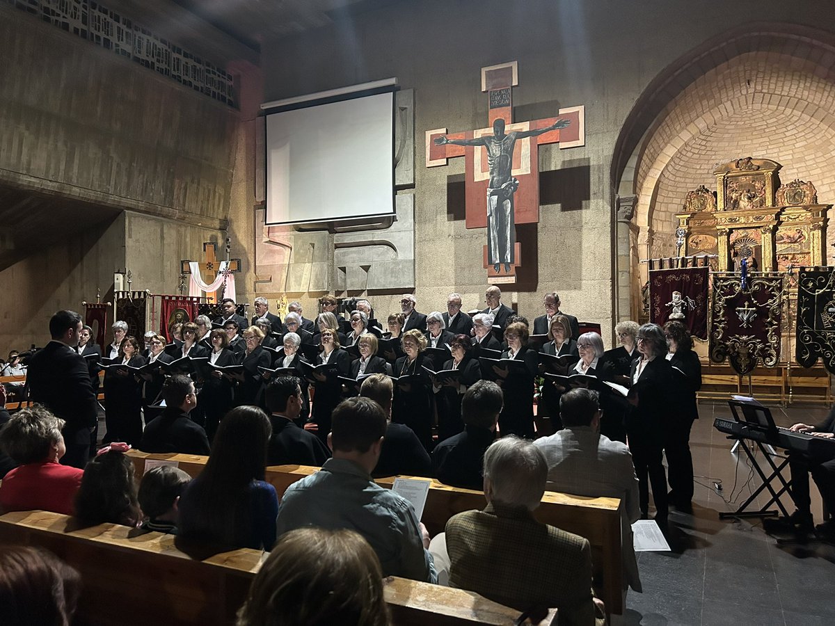 Esta tarde, víspera de Ramos, hemos disfrutado del Pregón de Semana Santa.

Luis Romera Calvo ha sido el encargado de animarnos definitivamente a vivir en plenitud la Semana que empezamos, con una preciosa llamada poética a ser cofrades y demostrarlo.