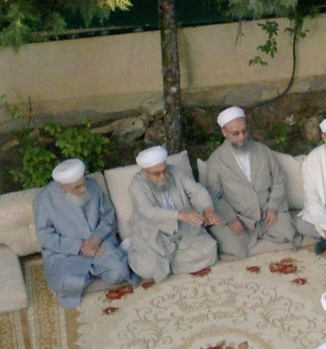 Mahmut efendi hazretlerimizin merhum iki halifesi ve muhterem şeyhimiz Fikri Efendi hazretlerimiz.

Üç mübarekte 70-80 küsur yaşlarına rağmen meclistekilere saygıları ve edeplerinden dizlerinin üstünde oturmaları çok büyük örnek teşkil ediyor.

Mevla Teala onların ahlakı ile