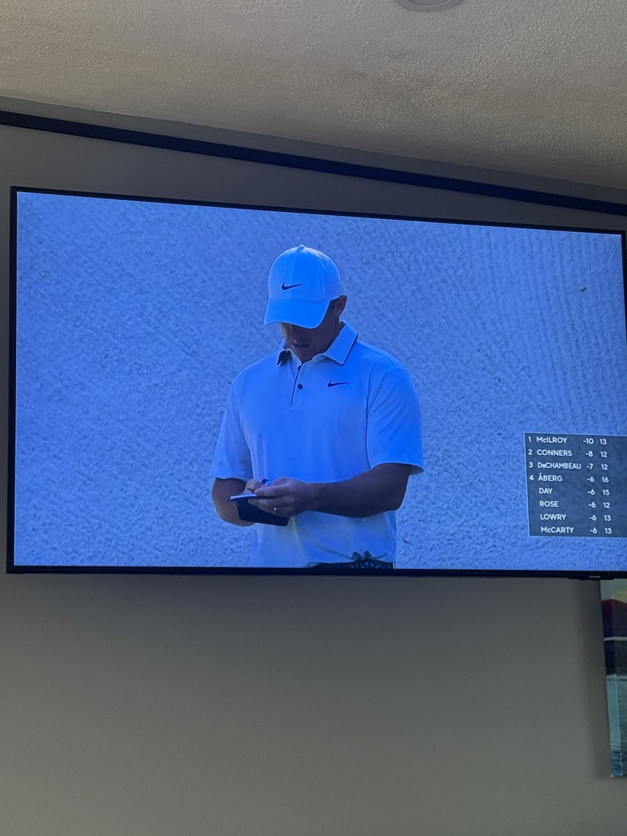 Cmoyer's tweet photo. Hey @rayswine: We might get a Rose Day pairing tomorrow. 🍷 👀 #TheMasters https://t.co/R7ep2jwtyt