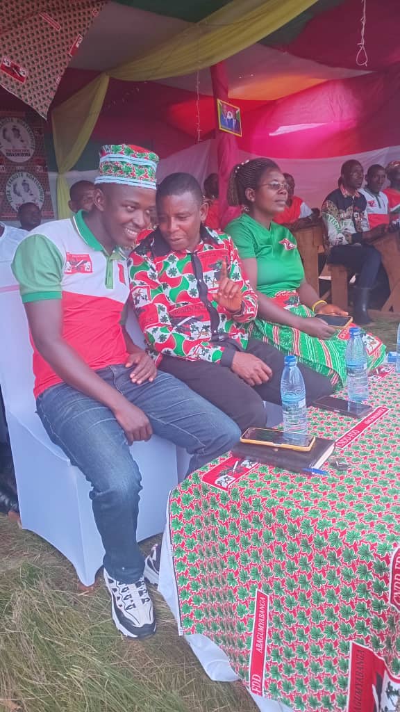 CNDDFDDBugendan's tweet photo. #Bugendana Aho hari muri zone Rwisabi, commune Bugendana aho twari turamukanye igikorwa cogushigikira ba ntaho nikora hamwe N'IMIRYANGO Y'ABASANGWABUTAKA,aho twatanze ibifungurwa ku miryango 349 ,ivyo bikorwa bikaba vyari bishigikiwe na Musitanteri wa commune MUTAHO https://t.co/MeIcllQeHt
