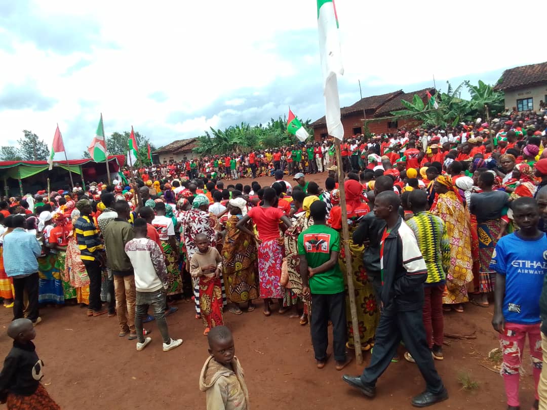 CNDDFDDBugendan's tweet photo. #Bugendana Aho hari muri zone Rwisabi, commune Bugendana aho twari turamukanye igikorwa cogushigikira ba ntaho nikora hamwe N'IMIRYANGO Y'ABASANGWABUTAKA,aho twatanze ibifungurwa ku miryango 349 ,ivyo bikorwa bikaba vyari bishigikiwe na Musitanteri wa commune MUTAHO https://t.co/MeIcllQeHt