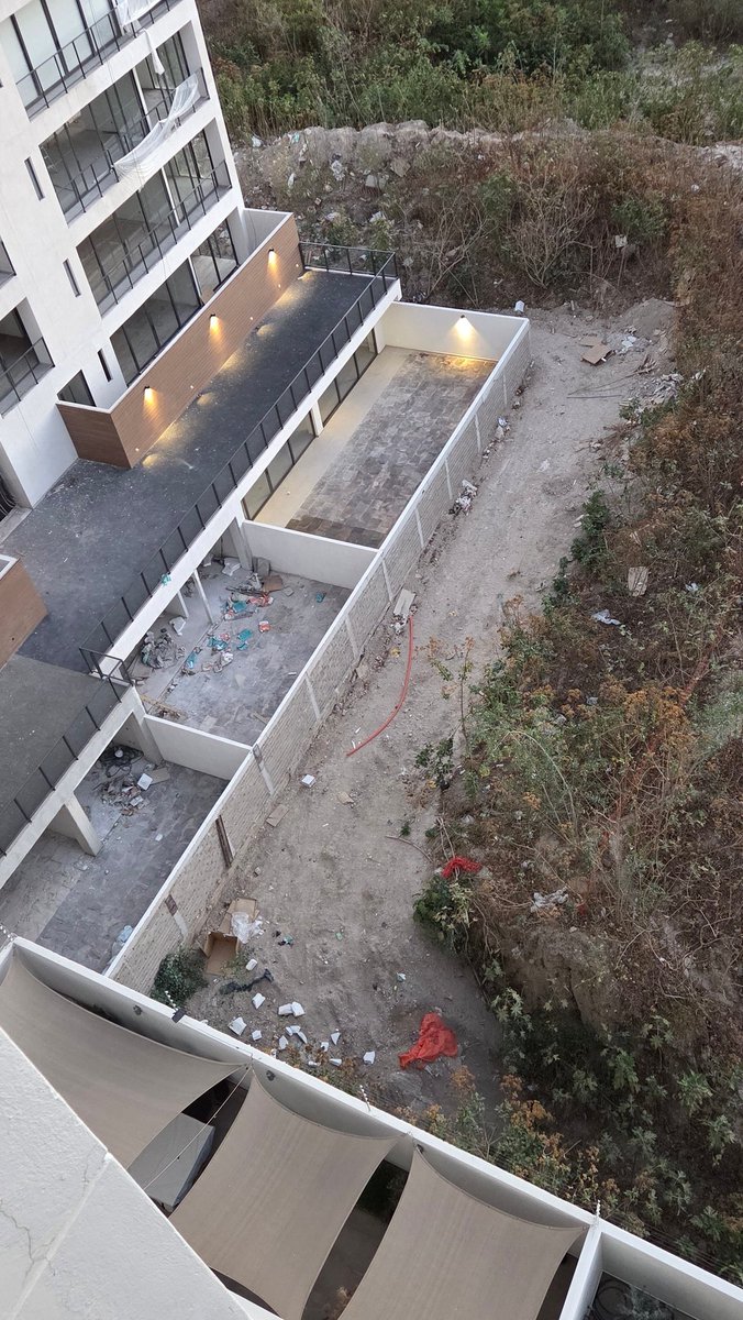 luisplarcia's tweet photo. @GuadalajaraGob Al parecer esta construcción se fue por la facil y simplemente arrojan su basura atras del eficio donde segun ellos "nadie la ve" y lo que les falta. 
Por favor podrian hacer que esta gente recoja su basura? El edificio de llama Warhol Providencia https://t.co/MY0Y7x3TQY https://t.co/fgdJeYYPgL
