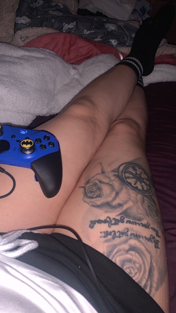 NatalieS157's tweet photo. Nothing Better Than A Saturday Gaming Night! ๐๐ปโ๐ปโบ๏ธ๐๐๐ค๐ง๐ฎ๐ฉต
#GamerGirl #GamingNight #ChilledVibes #SaturdayNights #ShortsOn #LegsOut #GamingNerd #Tattoo #Inked #Batman #EliteController #Xbox #ThickThighs https://t.co/7QhEkDMiBK