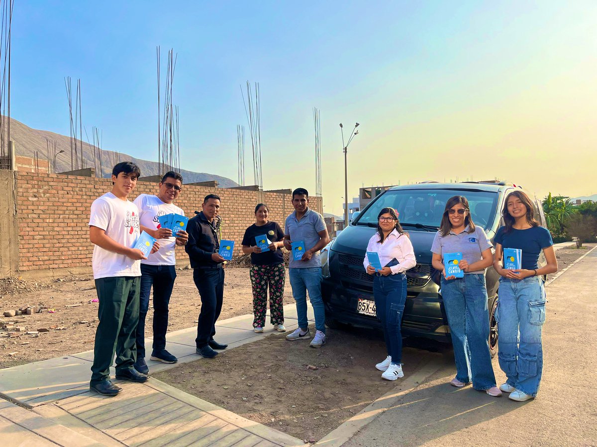 AdventistasAPCE's tweet photo. 📍APCE: desde la urbanización Sol de Huampani, se viene desarrollando el gran #ImpactoEsperanza, lugar donde muy pronto se plantará una nueva iglesia con la ayuda de los Jóvenes voluntarios #OYiM, comprometidos con la #MisionGloCal. #LaClaveDelCambio #PerúSiLee https://t.co/ZjbmB6V2vB