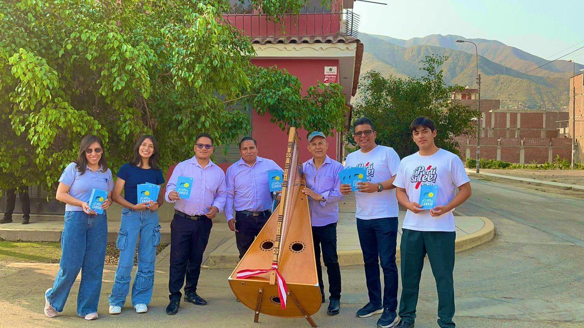 AdventistasAPCE's tweet photo. 📍APCE: desde la urbanización Sol de Huampani, se viene desarrollando el gran #ImpactoEsperanza, lugar donde muy pronto se plantará una nueva iglesia con la ayuda de los Jóvenes voluntarios #OYiM, comprometidos con la #MisionGloCal. #LaClaveDelCambio #PerúSiLee https://t.co/ZjbmB6V2vB